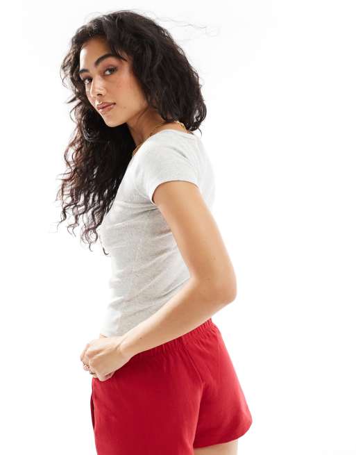 Camiseta gris claro con cuello panadero de Hollister, 3 de 4