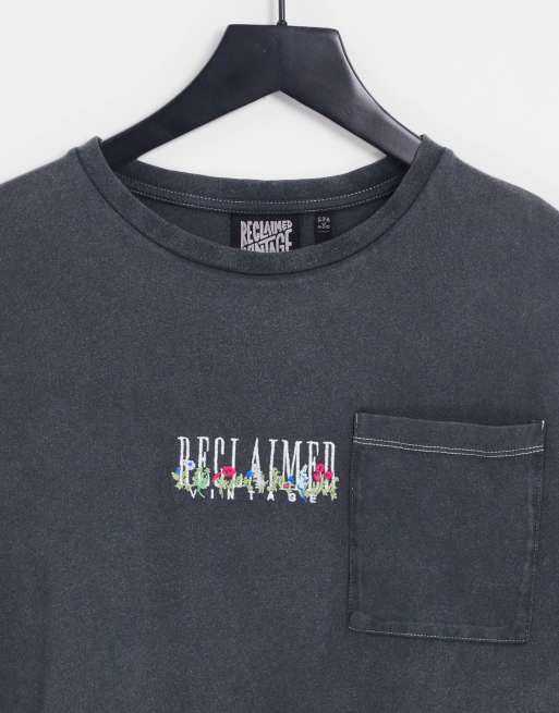 Camiseta gris con bordado floral de Reclaimed Vintage Inspired, 2 de 4