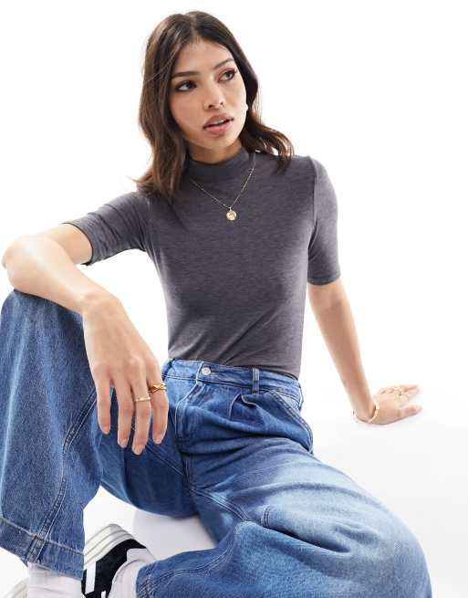 Camiseta gris con cuello alto de tejido suave de Mango ASOS