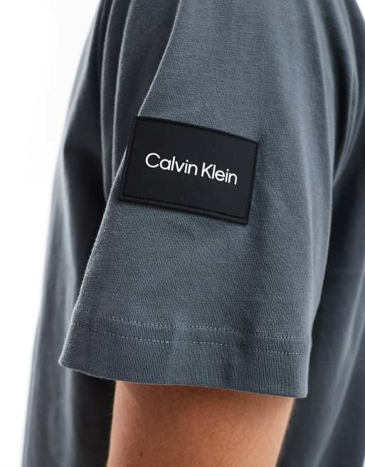 Camiseta gris con cuello redondo y logo exclusiva en ASOS de Calvin Klein, 2 de 4