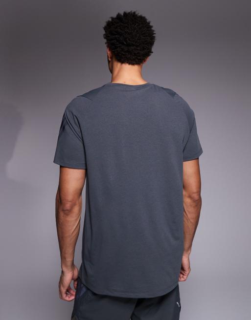 Camiseta gris con detalle de tres rayas adi365 de adidas Running, 3 de 5