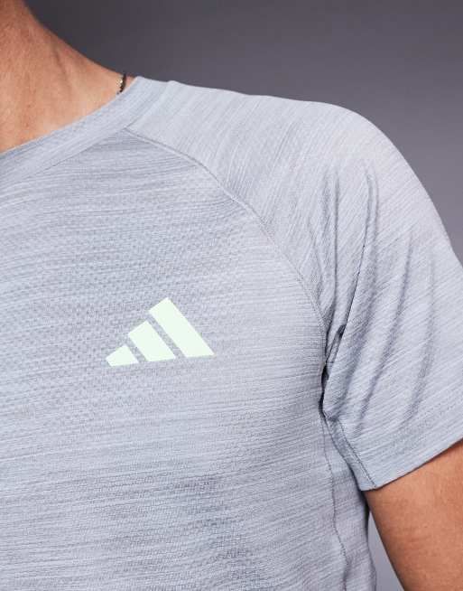 Camiseta gris con detalles verdes y 3 rayas Gym+ de adidas Training, 3 de 4