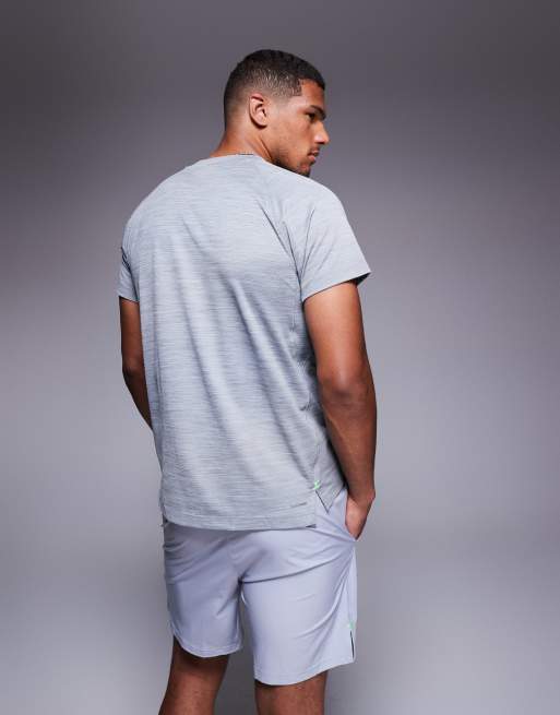 Camiseta gris con detalles verdes y 3 rayas Gym+ de adidas Training, 4 de 4