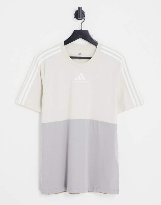 Camiseta gris con diseño color block de adidas Sportswear 