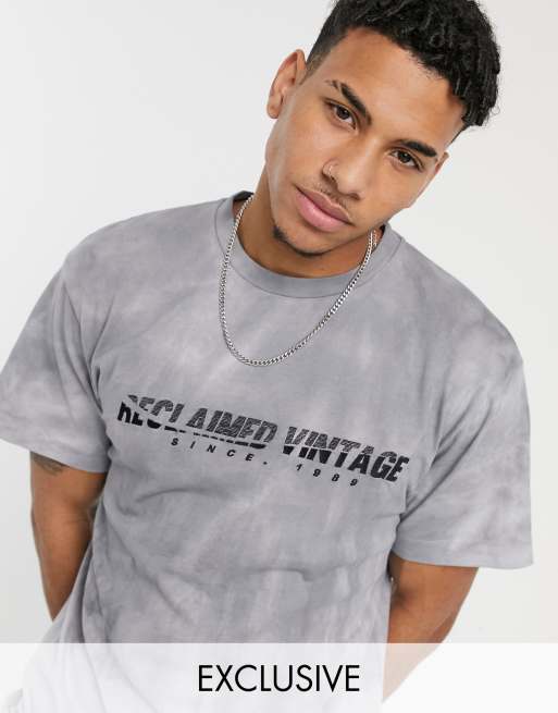 Camiseta gris con efecto degradado tie dye y logo bordado de Reclaimed Vintage Inspired