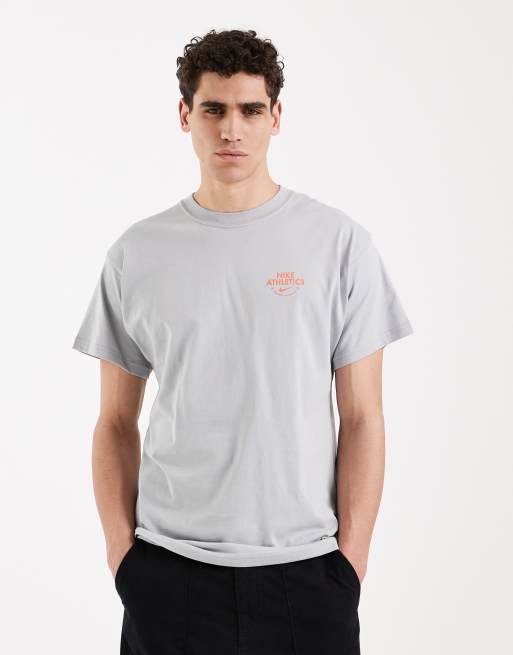 Camiseta gris con estampado de palmera en la espalda de Nike, 3 de 5