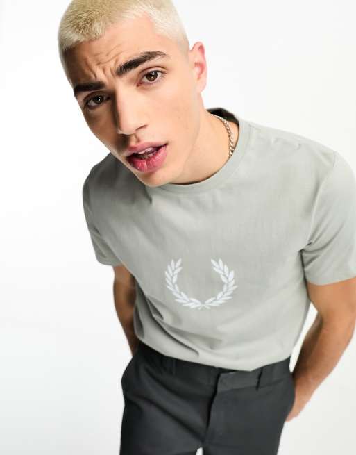 Camiseta gris con estampado gráfico de Fred Perry Laurel Wreath