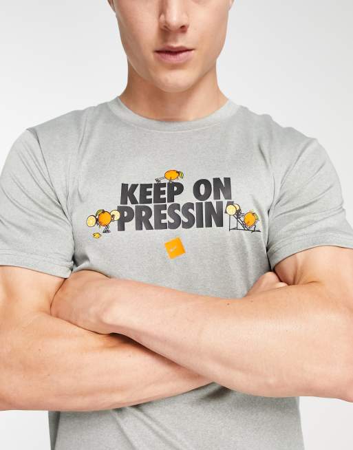 Camiseta gris con estampado gráfico humorístico de Nike Training