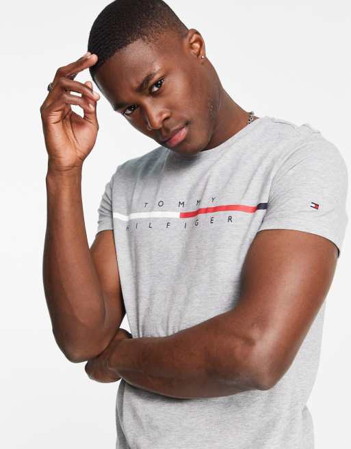 Camiseta gris con logo corporativo dividido de Tommy Hilfiger