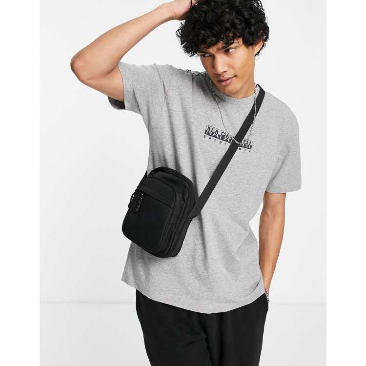 Camiseta gris con logo de recuadro de Napapijri | WpadcShops