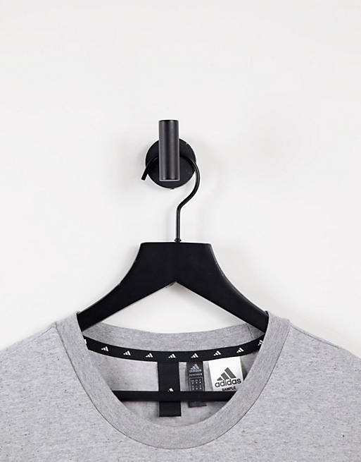 Camiseta gris con logo grande adidas Training | ASOS