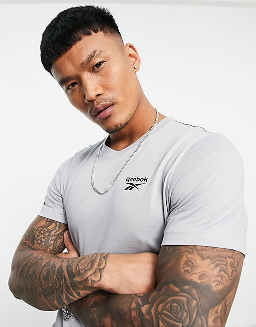 Hombre Tops | Camiseta gris con logo pequeño de Reebok - JF22199