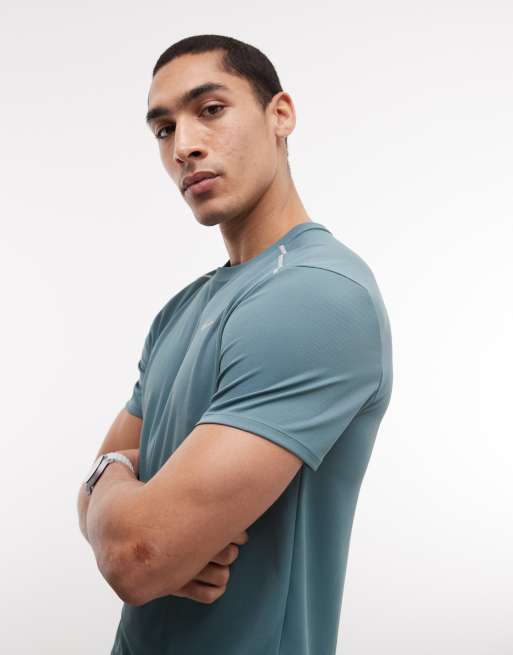 Camiseta gris con protección UV Miler Dri-FIT de Nike Running, 4 de 5