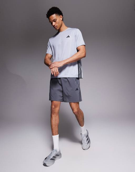 Camiseta gris con tres rayas Essentials de adidas Training, 2 de 5