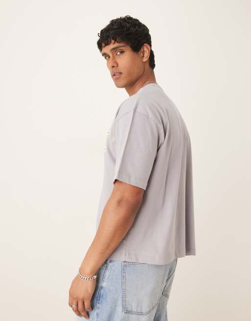 Camiseta gris de corte cuadrado extragrande con bordado en el pecho de ASOS DESIGN, 4 de 4