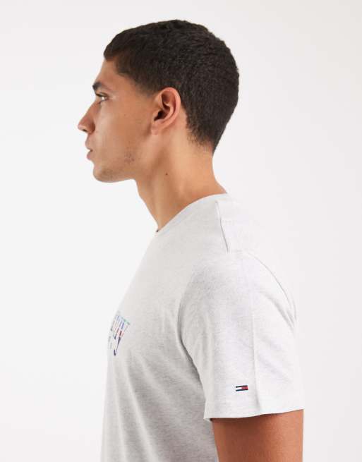 Camiseta gris de corte slim con estampado gráfico del logo en el centro de Tommy Jeans, 5 de 5