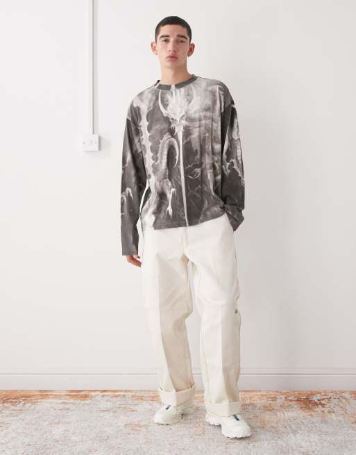 Camiseta gris de manga larga y corte cuadrado extragrande con estampado gráfico integral de dragón de Weekday, 2 de 5