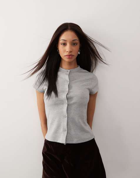 Camiseta gris entallada con diseño encogido y botones de canalé de COLLUSION - view 1