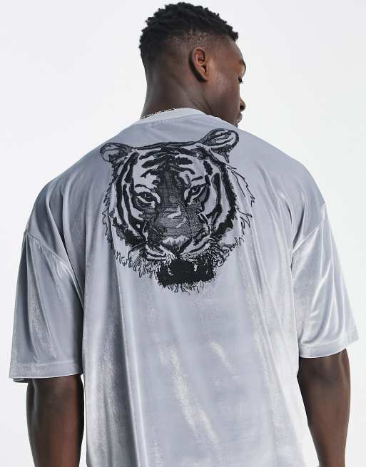 Camiseta gris extragrande con bordado de tigre en la espalda de velour de ASOS DESIGN , 3 de 4