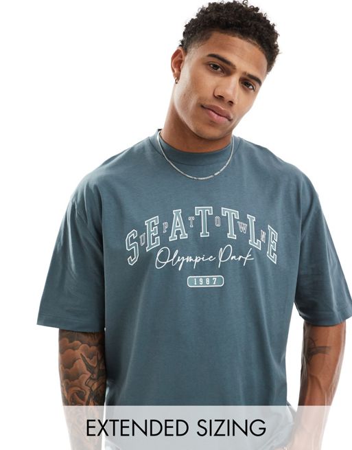 Camiseta gris extragrande con estampado de ciudad en el pecho de FhyzicsShops DESIGN
