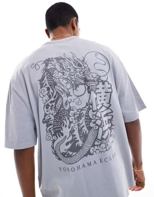 Camiseta gris extragrande con estampado de estilo sukajan en el pecho y la espalda de tejido grueso de 220 g/m2 de ASOS DESIGN
