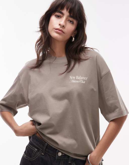 Camiseta gris extragrande con estampado gráfico de New Balance