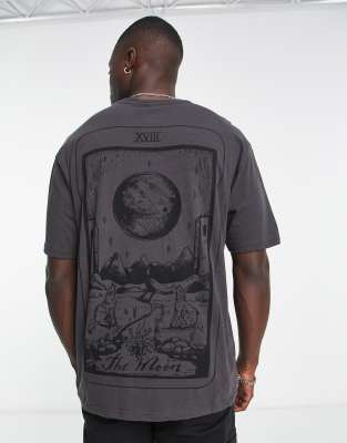 Camiseta gris extragrande con estampado trasero místico de carta de tarot de Only & Sons