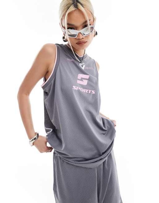 Camiseta gris extragrande sin mangas con cuello de pico y diseño deportivo de COLLUSION