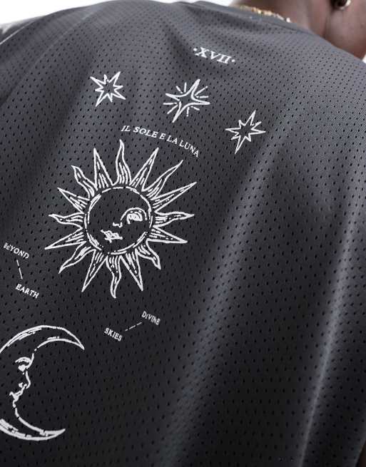 Camiseta gris extragrande sin mangas con estampado vertical en la espalda de malla deportiva de ASOS DESIGN, 2 de 4
