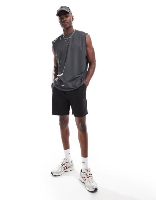 Camiseta gris extragrande sin mangas con estampado vertical en la espalda de malla deportiva de ASOS DESIGN, 3 de 4