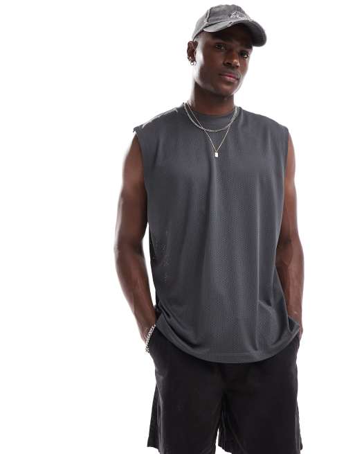 Camiseta gris extragrande sin mangas con estampado vertical en la espalda de malla deportiva de ASOS DESIGN, 4 de 4
