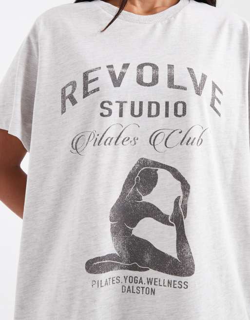 Camiseta gris hielo jaspeado de corte estándar con gráfico "Pilates Studios" de ASOS DESIGN, 4 de 4