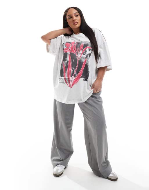 Camiseta gris hielo jaspeado extragrande con estampado gráfico de flor de ASOS DESIGN Curve, 2 de 4