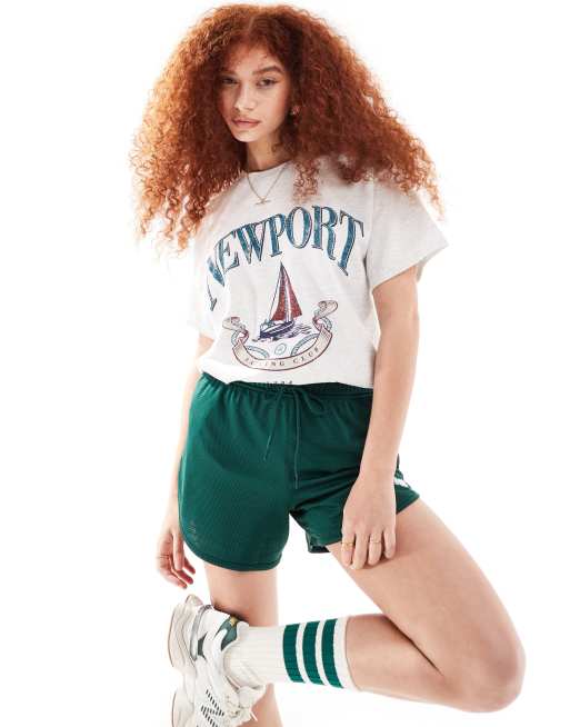 Camiseta gris hielo jaspeado extragrande con estampado gráfico de yate y texto 