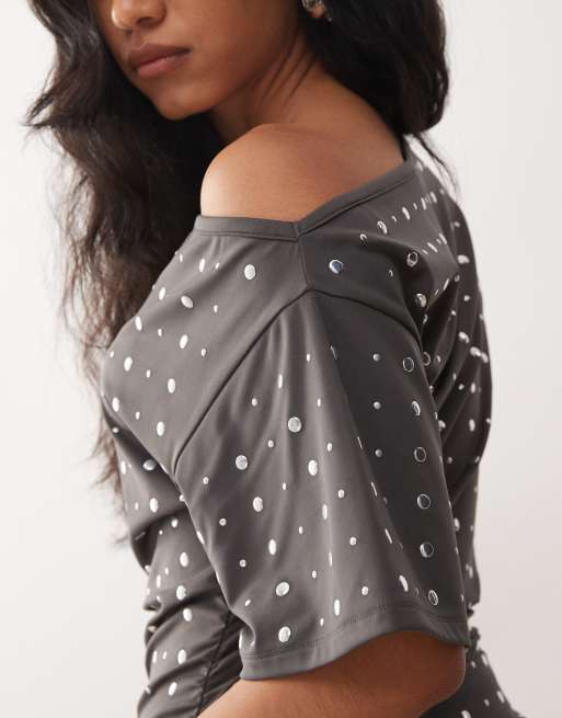 Camiseta gris holgada con escote Bardot drapeado y tachuelas de COLLUSION, 2 de 4