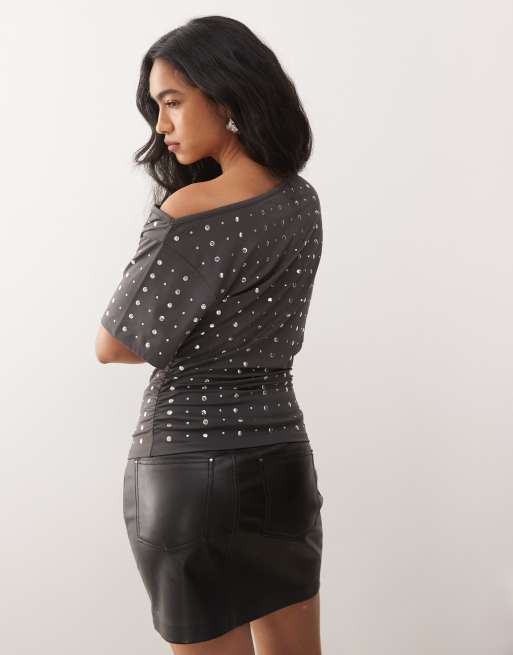 Camiseta gris holgada con escote Bardot drapeado y tachuelas de COLLUSION, 4 de 4