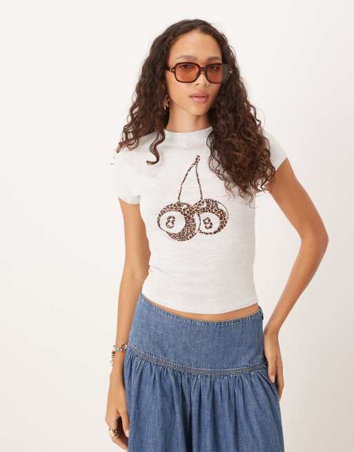 Camiseta gris jaspeado con diseño encogido y estampado gráfico de cerezas con fondo de leopardo de ASOS DESIGN