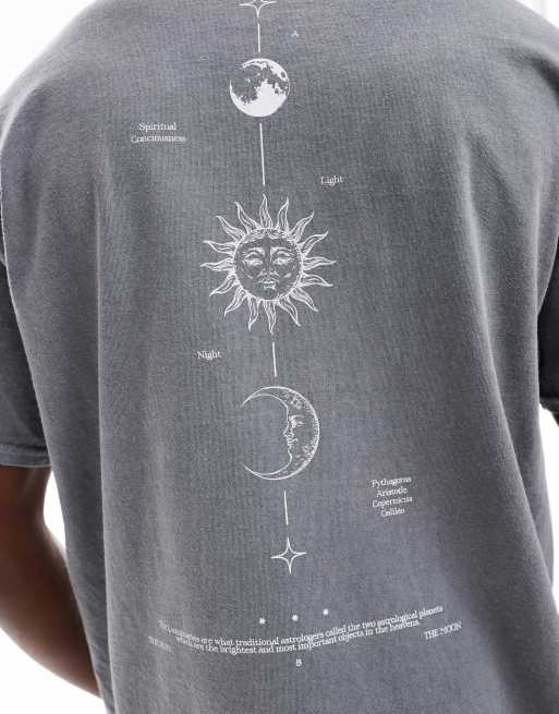 Camiseta gris lavado extragrande con estampado celestial vertical en la espalda de tejido grueso de ASOS DESIGN , 3 de 4