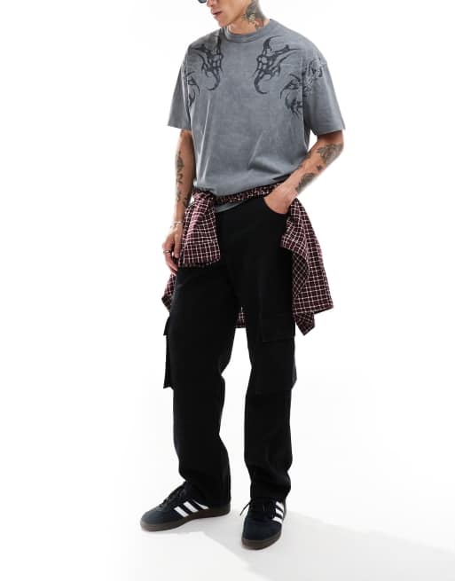 Camiseta gris lavado extragrande con estampado grunge en los hombros de ASOS DESIGN, 3 de 4