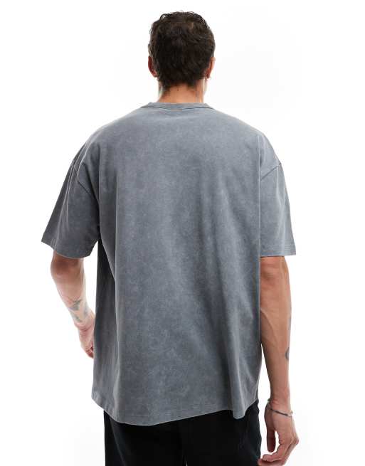 Camiseta gris lavado extragrande con estampado grunge en los hombros de ASOS DESIGN, 4 de 4