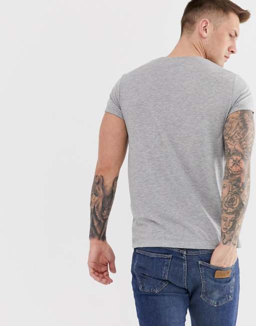 Camiseta gris marga con cuello redondo y manga remangada de ASOS DESIGN, 2 de 4