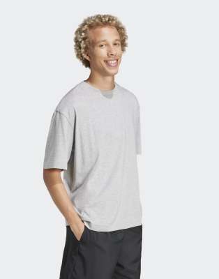 Camiseta gris medio jaspeado y negra básica de corte suelto con logo de 3 barras de adidas Performance