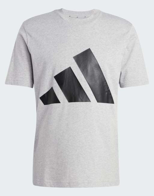 Camiseta gris medio jaspeado y negra con logo grande Essentials de adidas Performance, 3 de 4