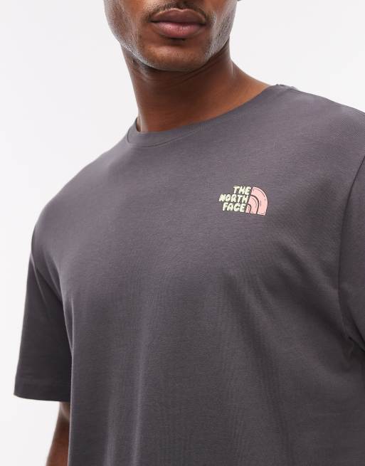 Camiseta gris oscuro con logo estampado en la espalda Bubble de The North Face, 5 de 5