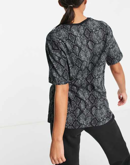 Camiseta gris oscuro extragrande con estampado integral efecto piel de serpiente Fly de Nike Basketball, 3 de 4