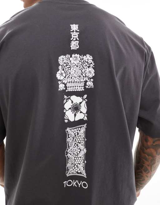 Camiseta gris oscuro holgada con estampado de estilo sukajan en el centro de la espalda de ASOS DESIGN, 4 de 4