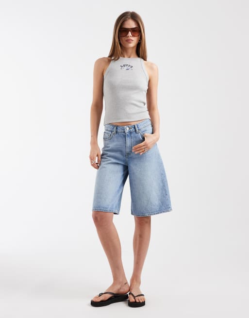 Camiseta gris sin mangas con cuello de nadadora y estampado gráfico de canalé de Levi's, 2 de 4