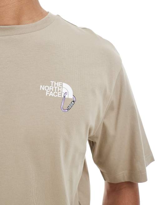 Camiseta gris unisex holgada con estampado trasero Explore Carabiner de The North Face, 4 de 4