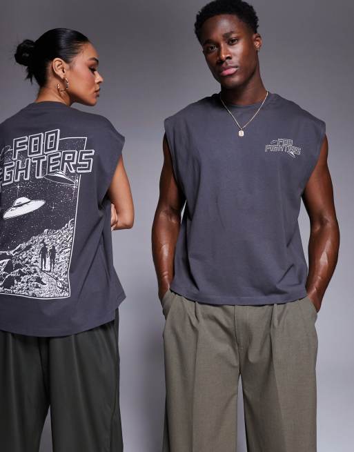 Camiseta gris unisex sin mangas de corte cuadrado extragrande con estampado con licencia de los Foo Fighters de ASOS DESIGN, 4 de 4