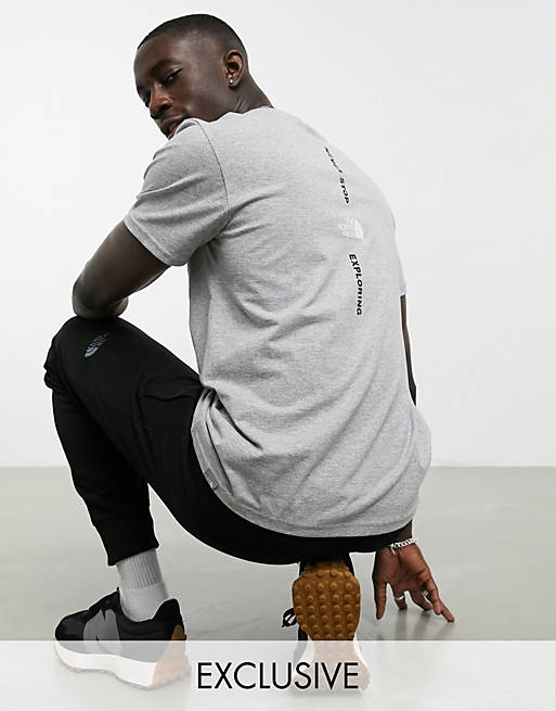 Hombre Tops | Camiseta gris Vertical exclusiva en ASOS de The North Face - YS00638